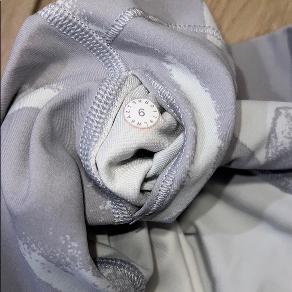 EUC - Lululemon Wunder Under Crop Capri Gray and White Leggings - Picture 5 of 7